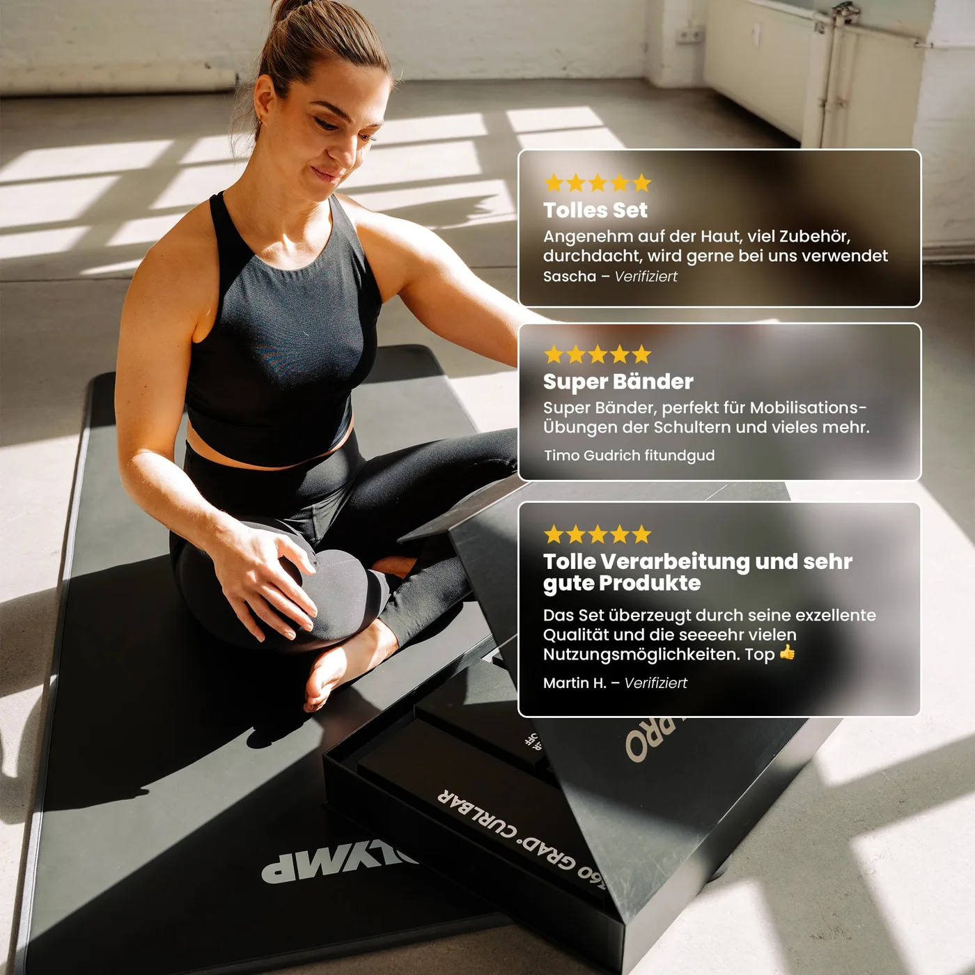 Eine Frau sitzt auf der Trainingsmatte und packt das NEOLYMP Allround-Set aus